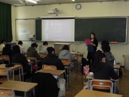 岡谷南高校 ようこそ先輩 女性卒業生が講和中