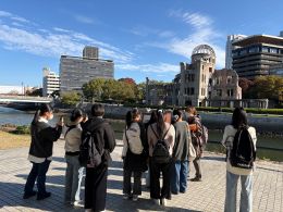 岡谷南高校 2学年　修学旅行 原爆ドーム平和記念碑見学中