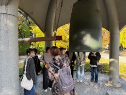 岡谷南高校 2学年　修学旅行 大きな鐘をついているところ