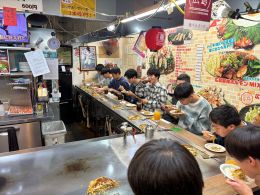 岡谷南高校 2学年　修学旅行 ご飯を食べているところ