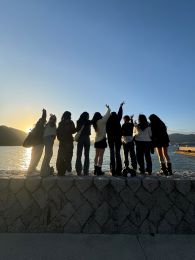 岡谷南高校 2学年　修学旅行 女子生徒による夕日に向かって青春している写真