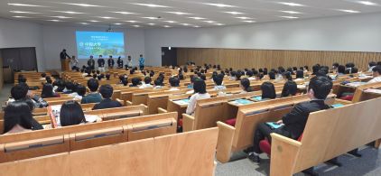 岡谷南高校 1学年大学見学 中部大学学生による説明