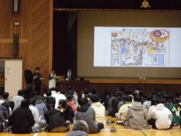 岡谷南高校 1学年 薬物乱用防止講話 漫画調の資料で説明しているところ