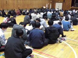 岡谷南高校 2年生 進路講話 講和中の生徒近く