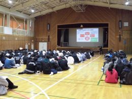 岡谷南高校 2年生 進路講話 講和中の生徒全体