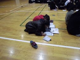 岡谷南高校 2年生 進路講話 講和中 書き物をする生徒の様子