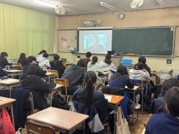 岡谷南高校 人権教育講演会 生徒が聞き入っている様子