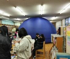 岡谷南高校 図書館プラネタリウム 生徒を入れた写真