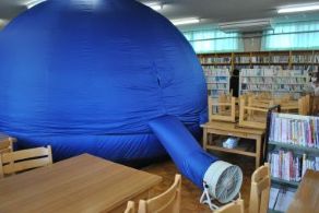 岡谷南高校 図書館プラネタリウム  ドームが送風され膨らんでいる写真