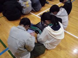 岡谷南高校 1年生 進路講演会 生徒がタブレット操作中