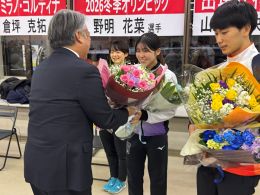 岡谷南高校 ミラノ・コルティナオリンピック 花束を渡されているところ
