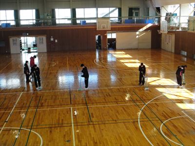 岡谷南高校：照明が反射するほど綺麗に磨き上げられた、大体育館のコート全体の俯瞰風景。