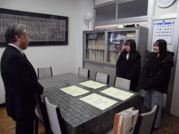 岡谷南高校 放送部 北信越大会報告会 校長先生と生徒二人が対峙している様子