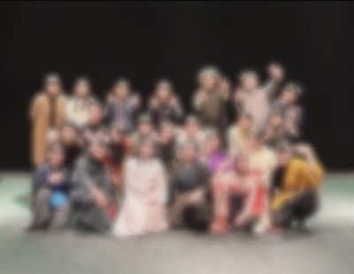 岡谷南高校演劇部の生徒たちが、第14回諏訪地区冬季合同公演の舞台上で衣装を着てポーズをとっている集合写真。