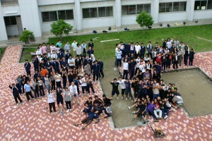 岡谷南高校：プロジェクトN第1年次の完了記念。自分たちの手で敷き詰めたインターロッキングブロックの広場に、参加者全員が集まって撮影した集合写真。