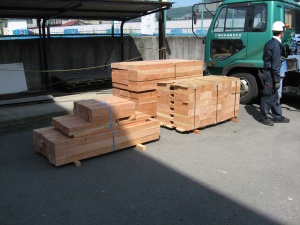 岡谷南高校：中庭整備事業のため、トラックで運び込まれた大量の信州産カラマツ材の束。